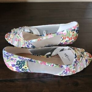 NWT East 5th Rainley Womens Slip On Floral Size 7.5 Shoes